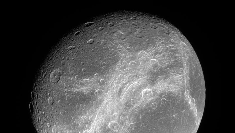 Descubierto otro objeto en el Sistema Solar con un océano subterráneo: Dione 52